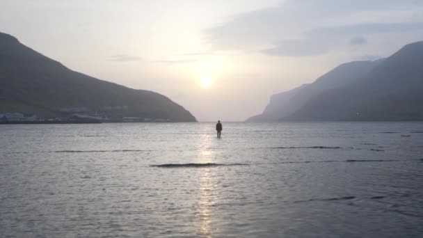 Lever de soleil sur le lac tranquille et l'homme solitaire — Video