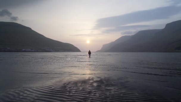 Homme regardant le lever du soleil sur le lac tranquille — Video