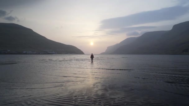 Lever de soleil sur les eaux tranquilles avec l'homme regardant — Video