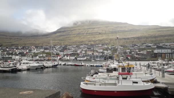 Drone sur les navires portuaires à Sorvagsvatn ou Leitisvatn — Video
