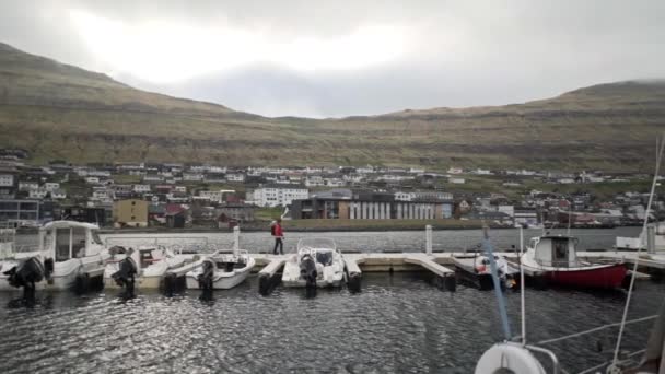 Vandrare promenader längs hamnen Jetty På Färöarna — Stockvideo