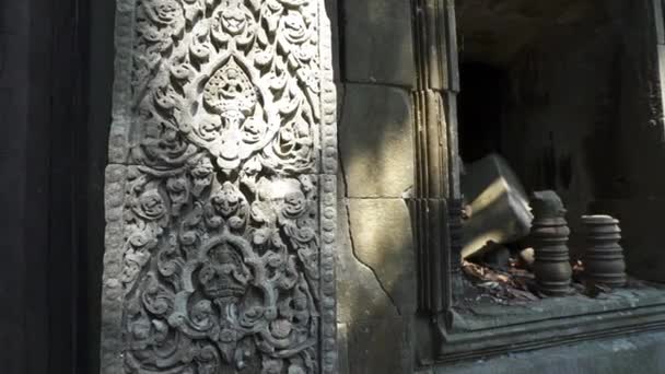 Paredes de piedra agrietadas y Fundación en el Templo Bayon en Angkor Wat, Camboya — Vídeos de Stock