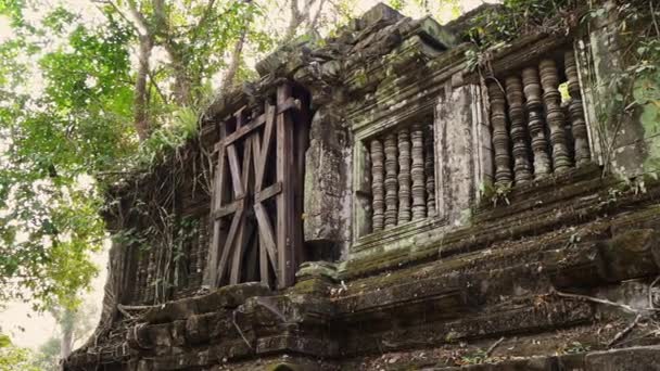 Слегка закупоренный клип на то, что кажется забаррикадированной дверью в храме Камбоджи — стоковое видео