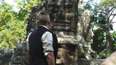 Erkek Turist, Bayon Tapınağı Kalıntıları 'na hayran.