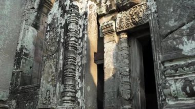 Bayon Tapınağı Kamboçya 'da Tarihi Alanın ve Küçük Geçit Girişinin Çekimi