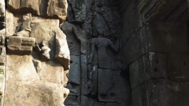 Bayon Tapınağı 'nda Küçük Bir Köşenin Güzel Çekimi ve Taşa Kazınmış Yüzler