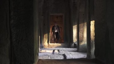 Dar Geçitten Gelen Adam Çerçeveden Çıktı