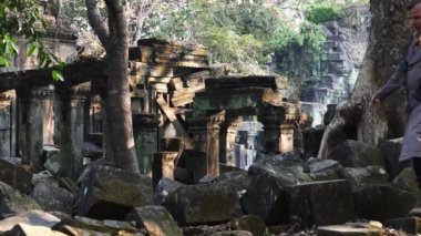 Manzara Tapınağı boyunca Yığılmış Taşların Üzerinde Yürüyen Erkek Turist