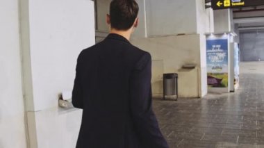 Giyinik İş Adamı Geçmişten Havalimanı Gidiş Kapısı 'na Gidiyor