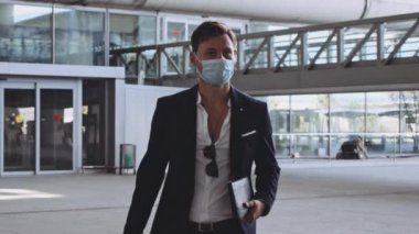 Cerrahi Maskeli Genç Erkek Gezgin Havaalanında Kameraya Doğru Yürüyor