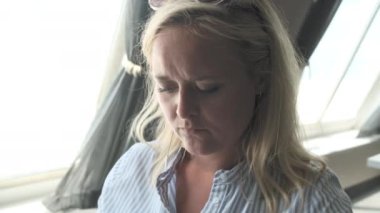 Feribottaki Kadın Telefonda Mesajlaşıyor