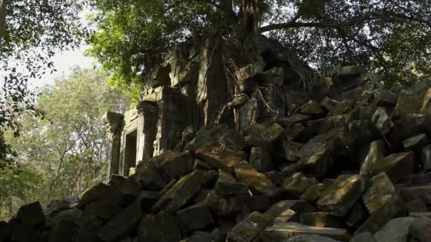 Kamboçya Tapınağı 'ndaki Eskiler Geçidi' nin Yanındaki Kırık Duvar — Stok video