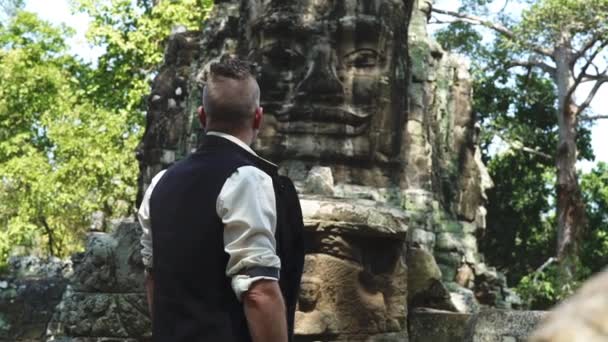 Mężczyzna Turysta Podziwianie Bayon Temple Complex Buddha Ruiny — Wideo stockowe