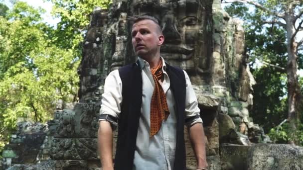 Meio corpo tiro de turista masculino admirando as ruínas do templo budista de pedra — Vídeo de Stock
