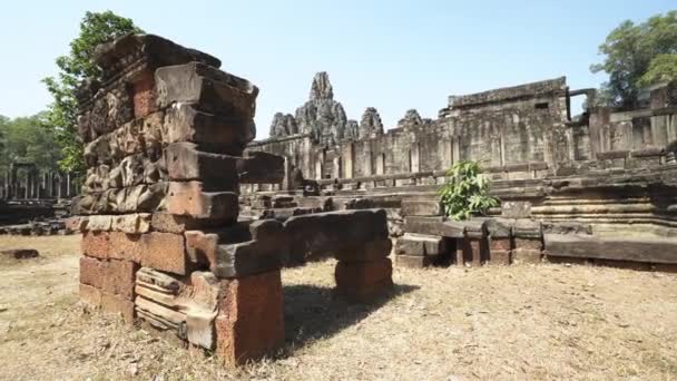 柬埔寨Bayon寺雕刻的佛像石堆 — 图库视频影像