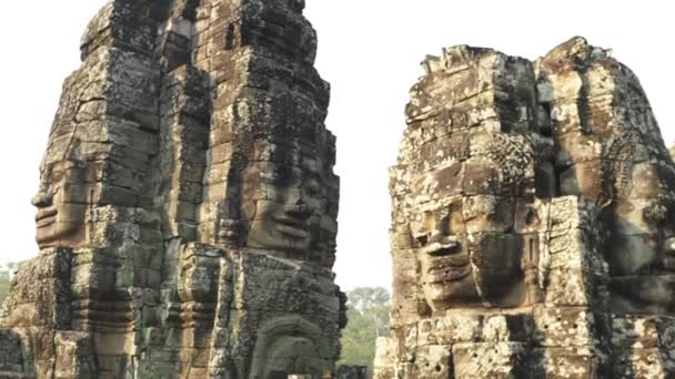 Fotografía de las caras sonrientes históricas talladas en las ruinas de piedra en Bayon Camboya — Vídeo de stock