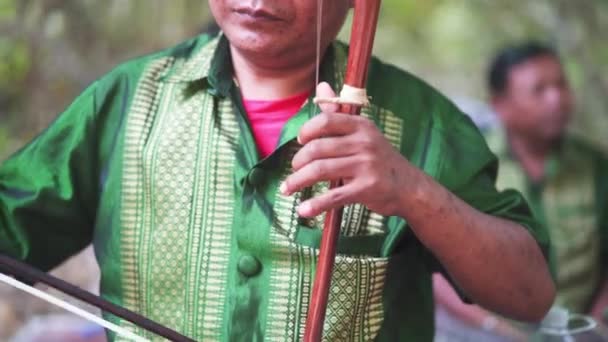 Blinde Cambodjaanse man speelt de Chinese viool — Stockvideo