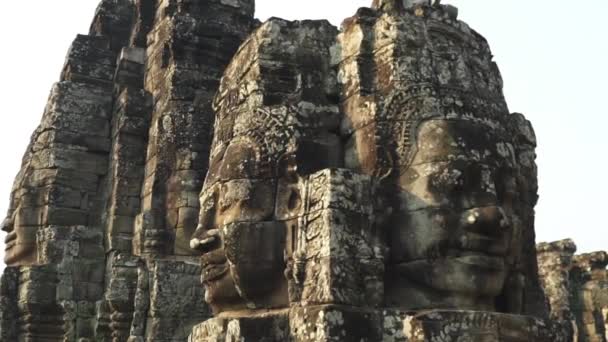 Памятники и лица в камне в Байон Камбоджа — стоковое видео