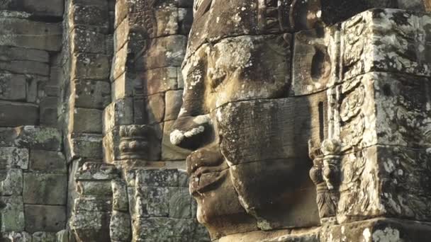 Dichterbij Kijk op een van de stenen gezichten in Bayon Temple Angkor Wat Cambodja — Stockvideo