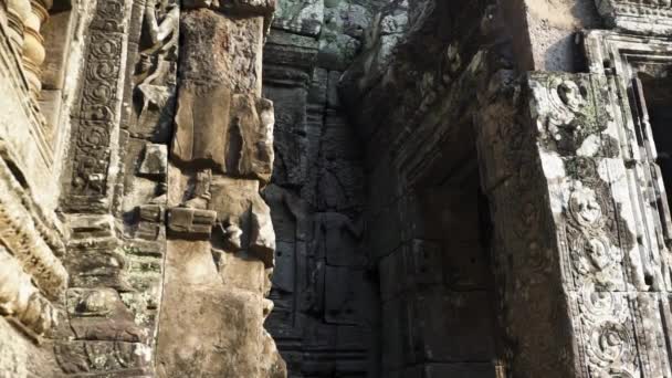 Pequeñas caras sonrientes talladas en las ruinas de piedra en Camboya — Vídeos de Stock