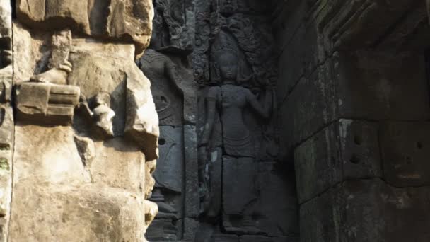 Prachtige opname van een kleine hoek in Bayon tempel en gezichten gesneden in de steen — Stockvideo