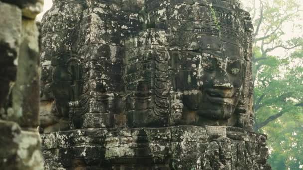 Enorme glimlachende gezichten in het monument in een Cambodjaanse tempel in Angkor Wat — Stockvideo