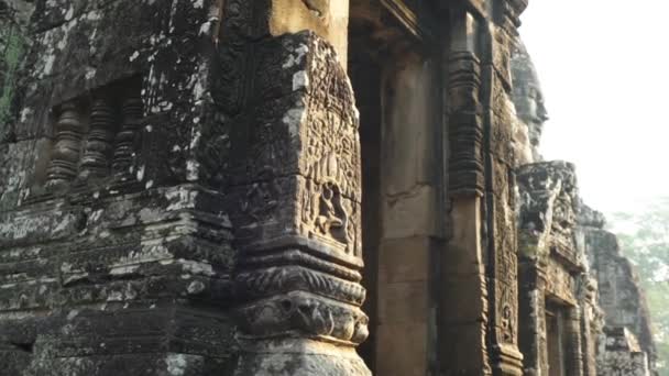 Utsikt från sidan av en liten entré passage i Bayon Temple — Stockvideo