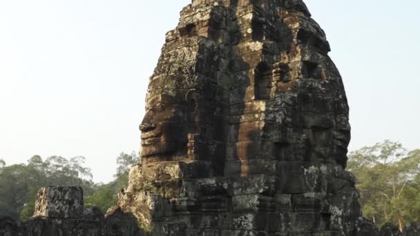 Volver a Atrás Rostros sonrientes tallados en las ruinas de piedra en el templo de Camboya — Vídeo de stock