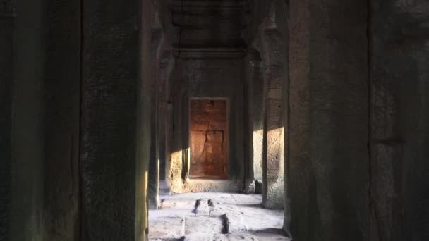 Piękne ujęcie małego przejścia w świątyni Kambodży — Wideo stockowe