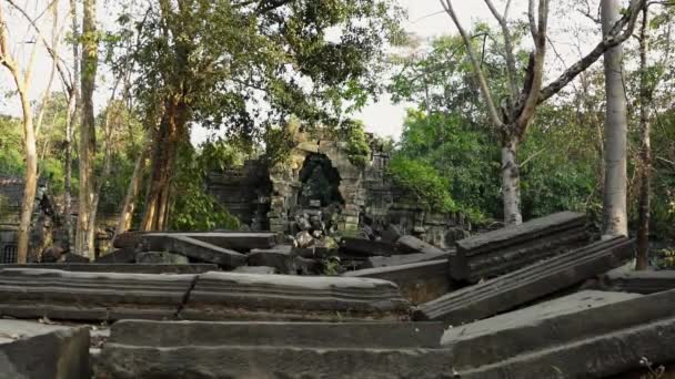 Man Steps Up Piled-up Stone in Cambodia Καταστρέφει για να εξερευνήσετε περιβάλλοντα — Αρχείο Βίντεο