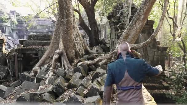 복원 된 불교 사원 폐허를 답사하는 관광객 — 비디오