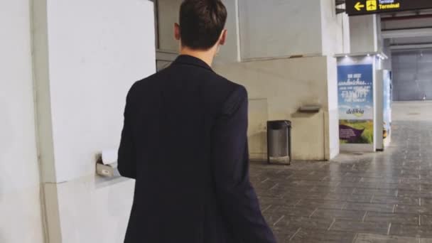 Uomo d'affari in Abbigliamento Passeggiata Entrata Passata Andando alla Porta di Partenza dell'Aeroporto — Video Stock