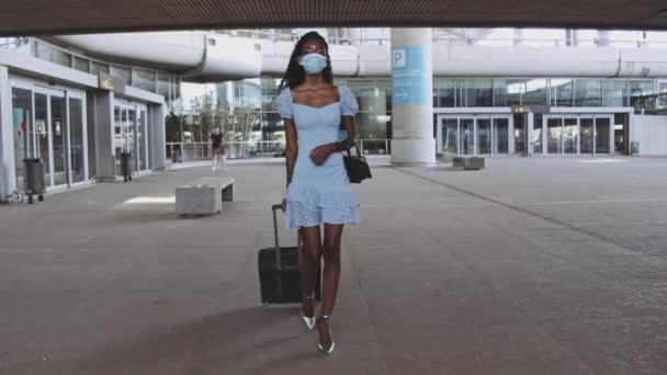 빈 공항 에서 러거지 를 추는 동안아름다운 여인이 카메라 를 향해 걸어가다 — 비디오