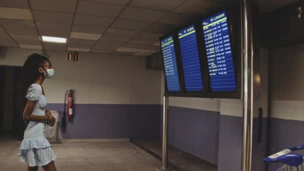 공항에서 비행기의 세부 사항을 조사하는 여성 여행자 — 비디오