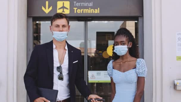 Reizigers door de Terminal Gate Entree in Chirurgische Maskers Op — Stockvideo