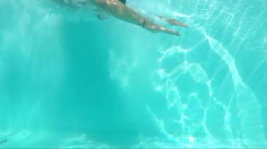 Yakışıklı Adam Havuz Suyunun Altında Zıplıyor ve Yüzüyor