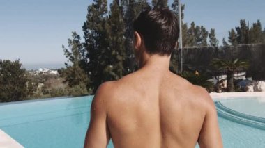 İnsanoğlunun Sırtından Yüzme Havuzu 'na Zıplarken Çekilen Şutu