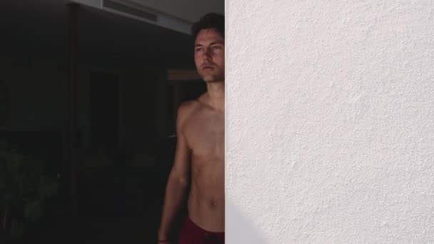 Maskulin modell utan tröja Promenad ut från Resort Room — Stockvideo