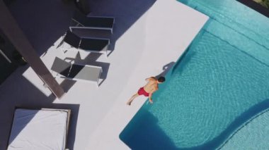 Havuz kenarında Gölgeli Yürüyen Adam 'ın İHA Çekimi