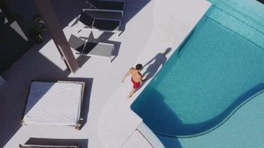 Tatildeki Erkek Modeli Havuzda Hızlıca Yüzüyor
