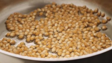 Çekirdek Çekirdeği Odaklı Çekimi Pan 'da Yağ Pişirme