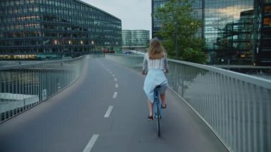 Şehirdeki Köprü Boyunca Bisiklete Binen Kadın