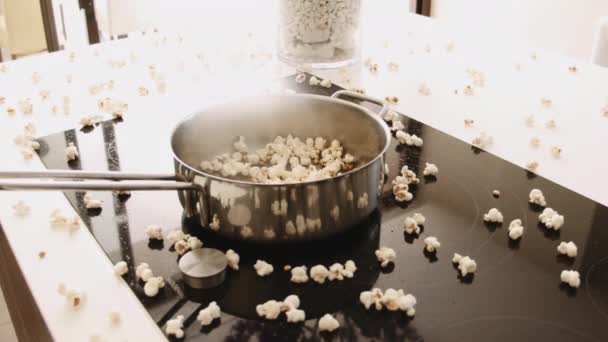 Pfanne auf Küchenherd mit Popcorn über der Theke — Stockvideo