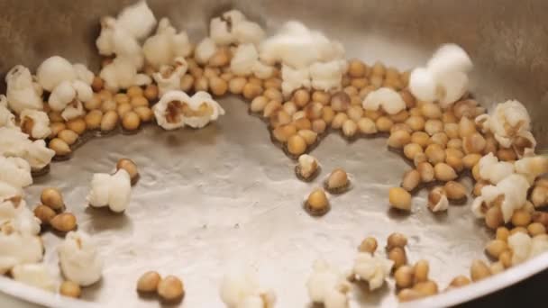 Pan 'da yağ sıçraması ve patlamış mısır pişirme — Stok video