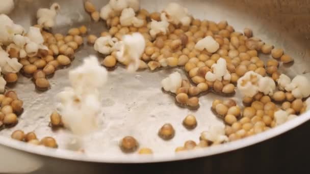 Kernel popcorn popping in een olieachtige ijzeren pan — Stockvideo