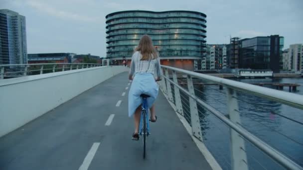 Frau fährt mit Fahrrad auf Brücke — Stockvideo