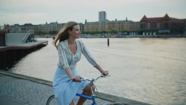 若いブロンド女性乗馬自転車 — ストック動画