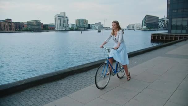 Blond žena začíná jezdit na kole — Stock video