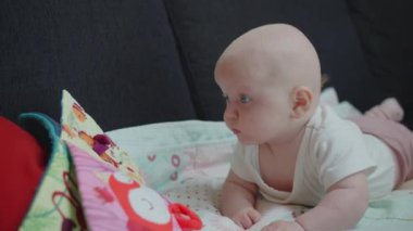 Mavi Gözlü Bebek Karnında Yatıyor