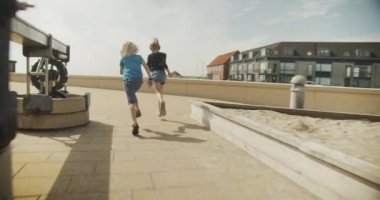 Kardeşler Güneşin tadını çıkarın ve Okyanus temalı bir parkta koşun